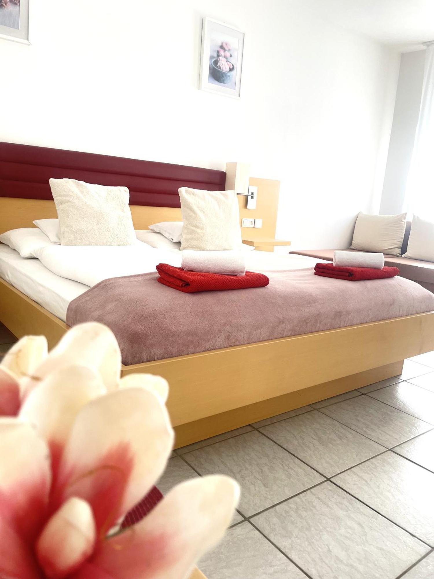 Alpesi Apartman Downtown Sopron Quarto foto